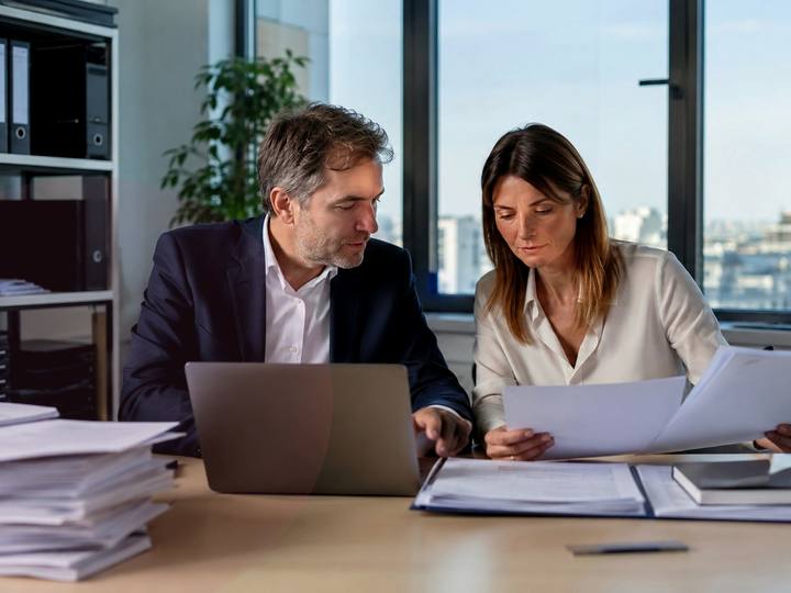 Échange calme autour de documents administratifs